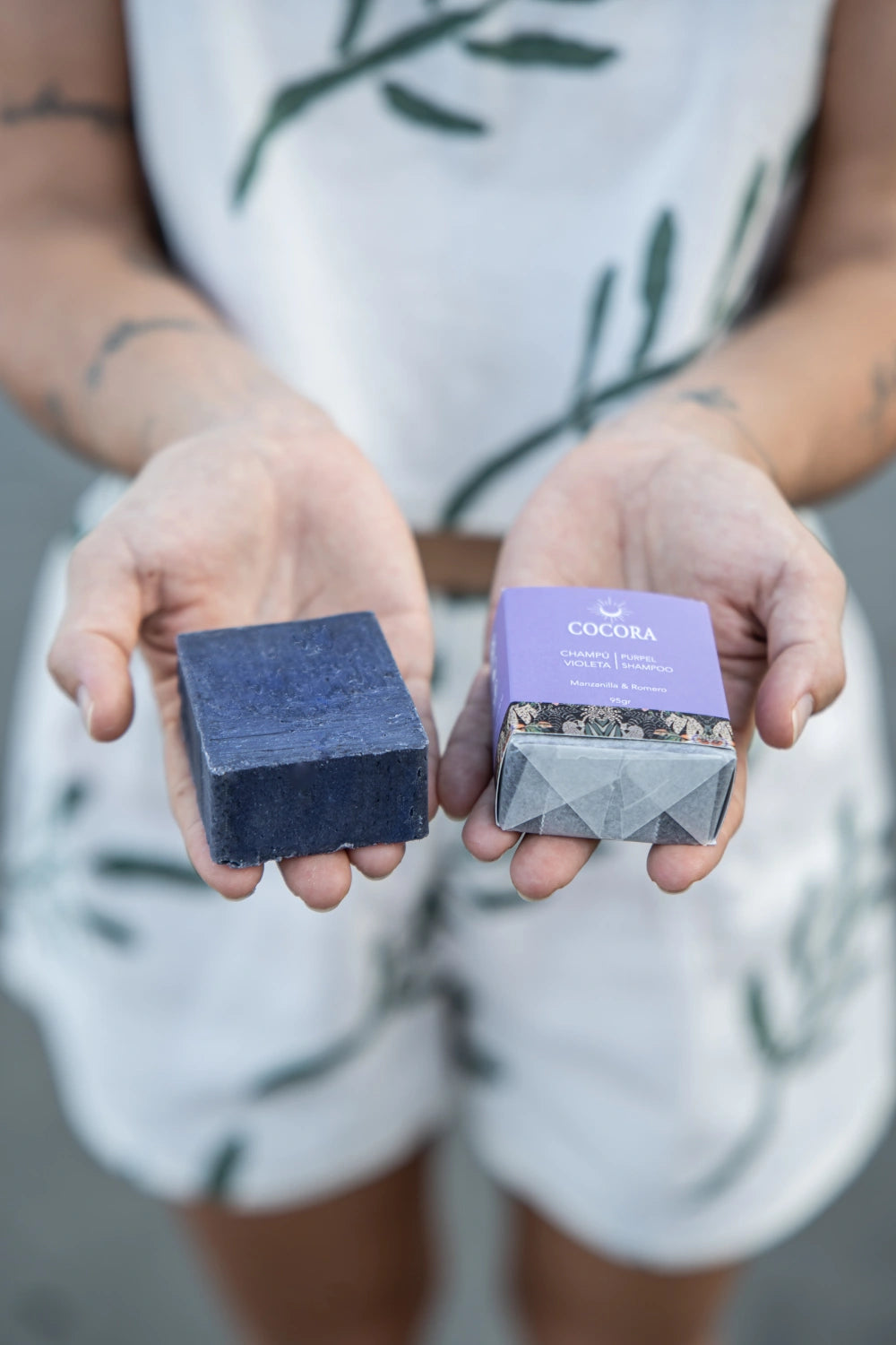 Champú sólido violeta COCORA – ideal para cabello rubio, con canas o decolorado.