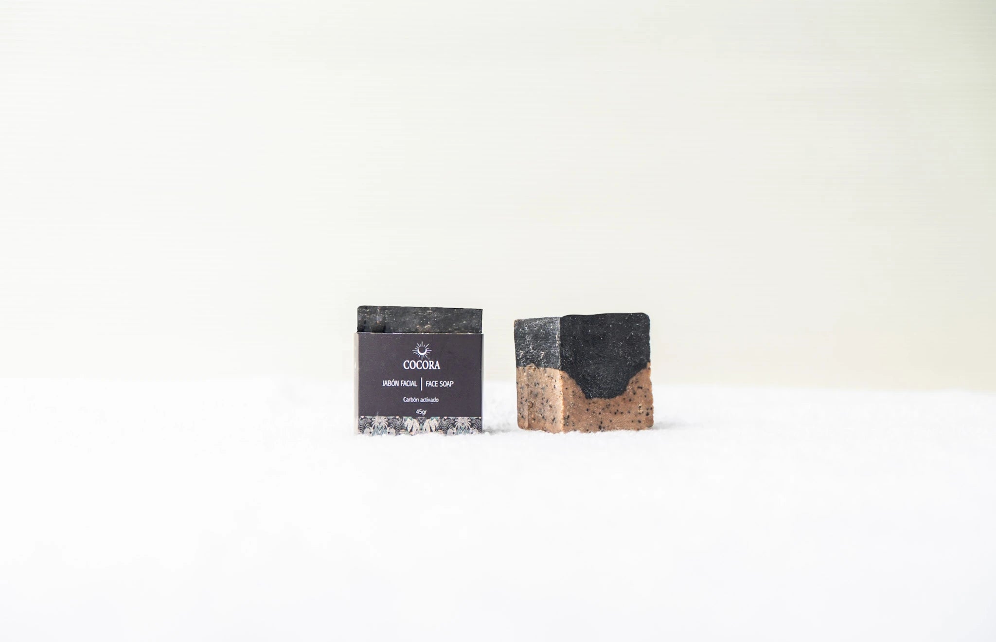 abón facial detox COCORA con carbón activado en caja ecológica.